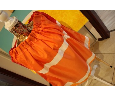 Przeszyta moda: pomarańczowe ślady na spódniczce. Zobacz Look.