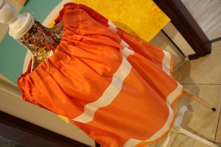 Przeszyta moda: pomarańczowe ślady na spódniczce. Zobacz Look.