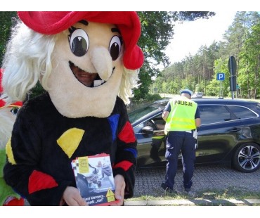 Policjanci i przedstawiciele GOKiS w Wicku promowali prawidłowe zachowania kierowców na drodze